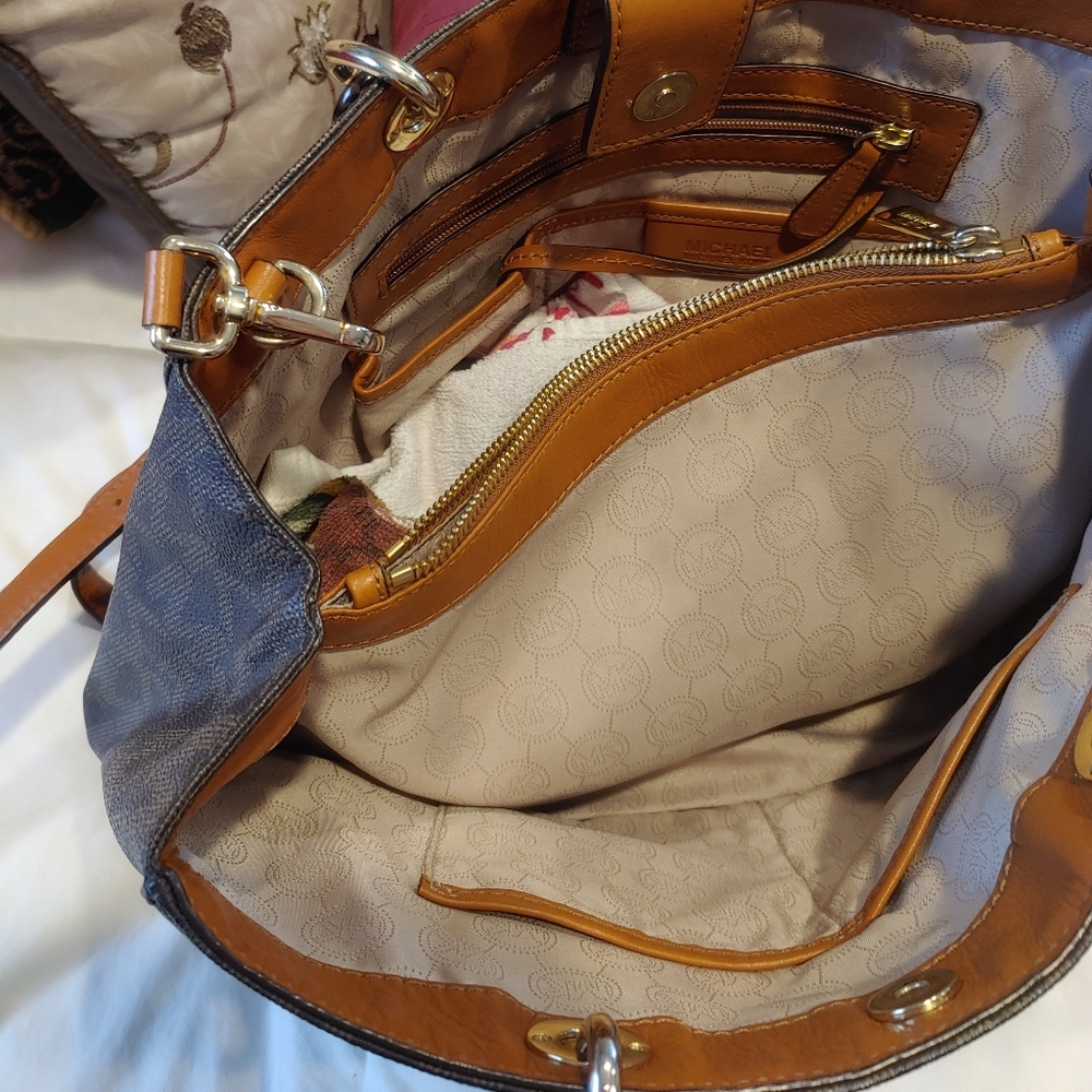 Authentic Michael Kors collection pocketbook